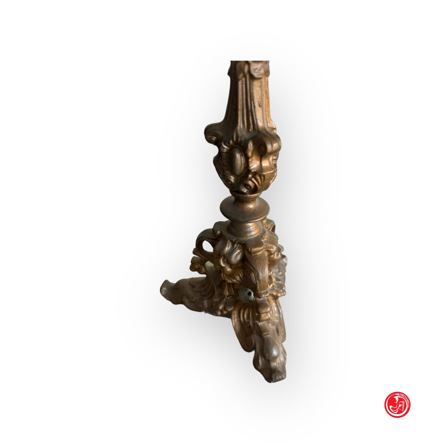 Coppia di candelabri antichi in metallo