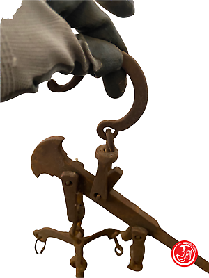 Balance ancienne poinçonnée avec plaque en laiton et contrepoids