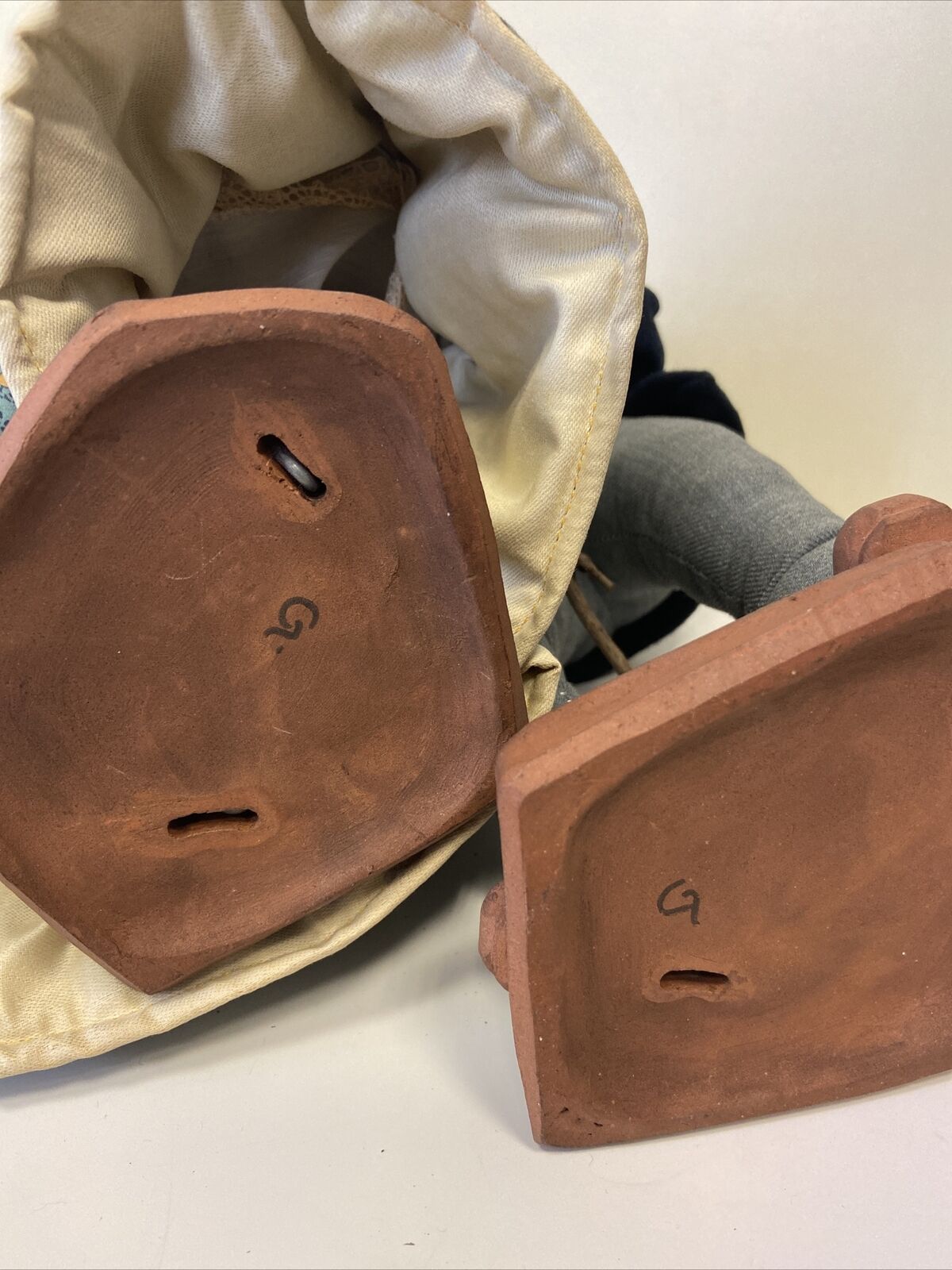 Coppia Di Anziani Su Sopporto In Ceramica Firmato dall’artista