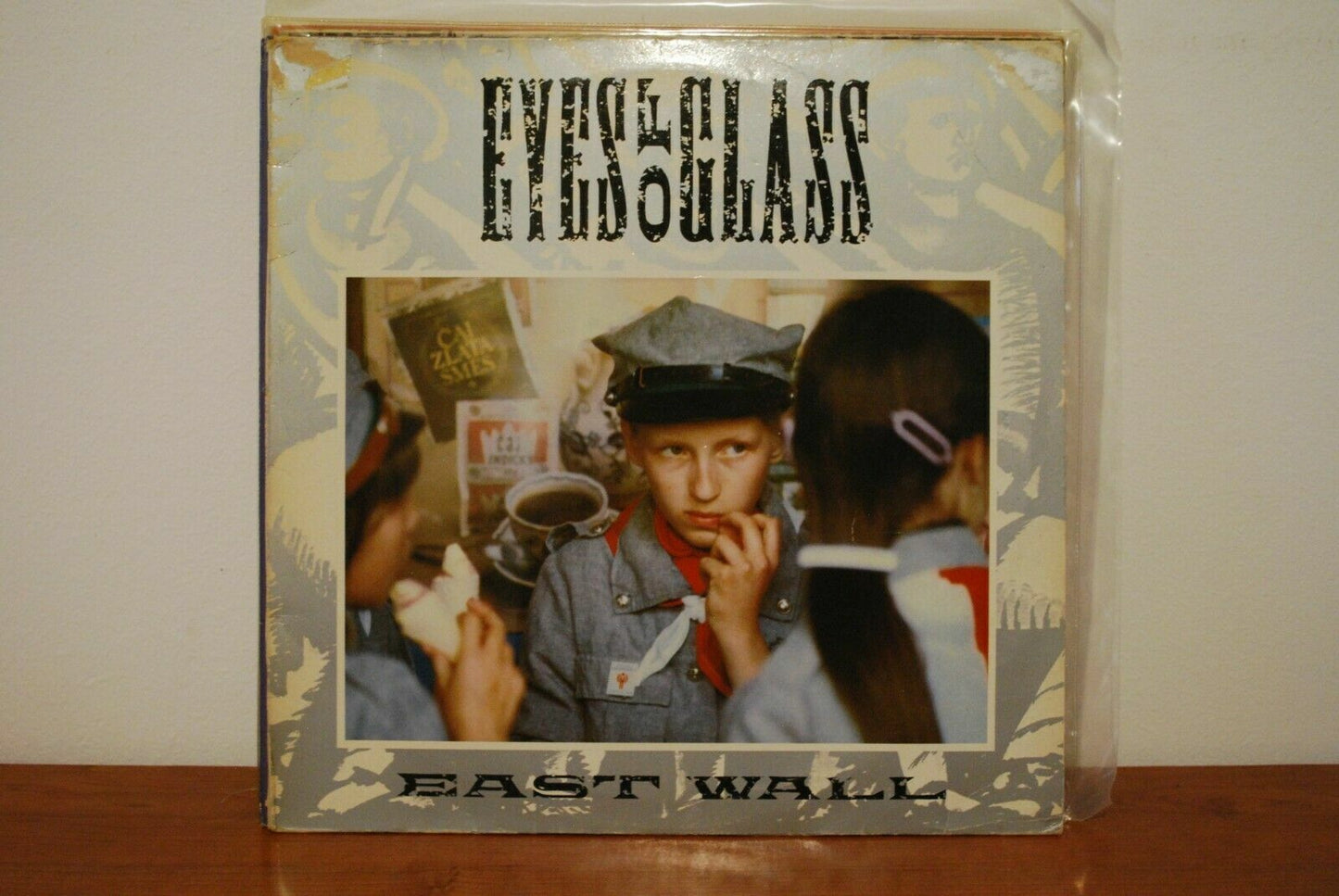 Disco East Wall – Yeux De Verre