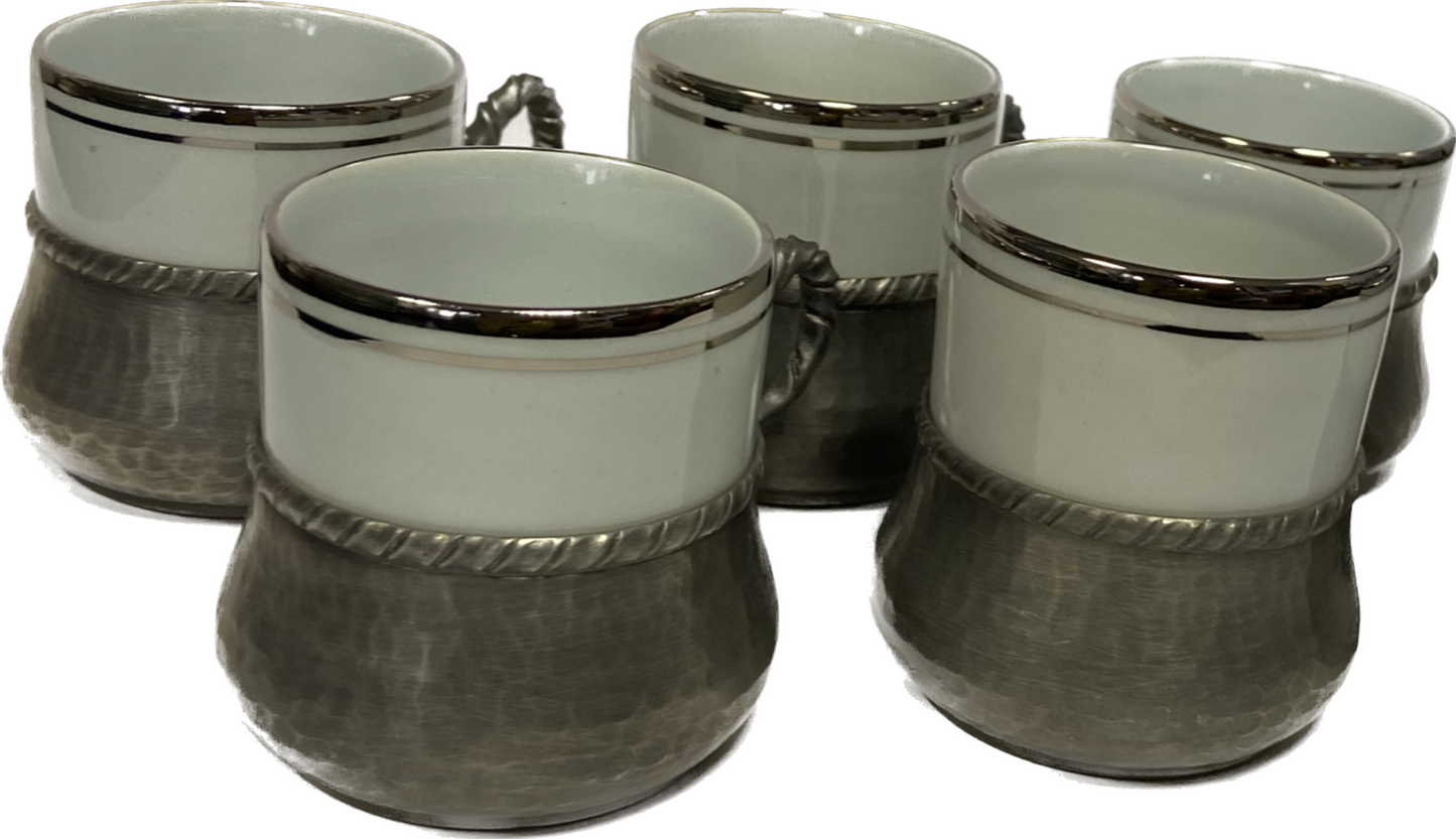 6 tasses en céramique avec support en étain