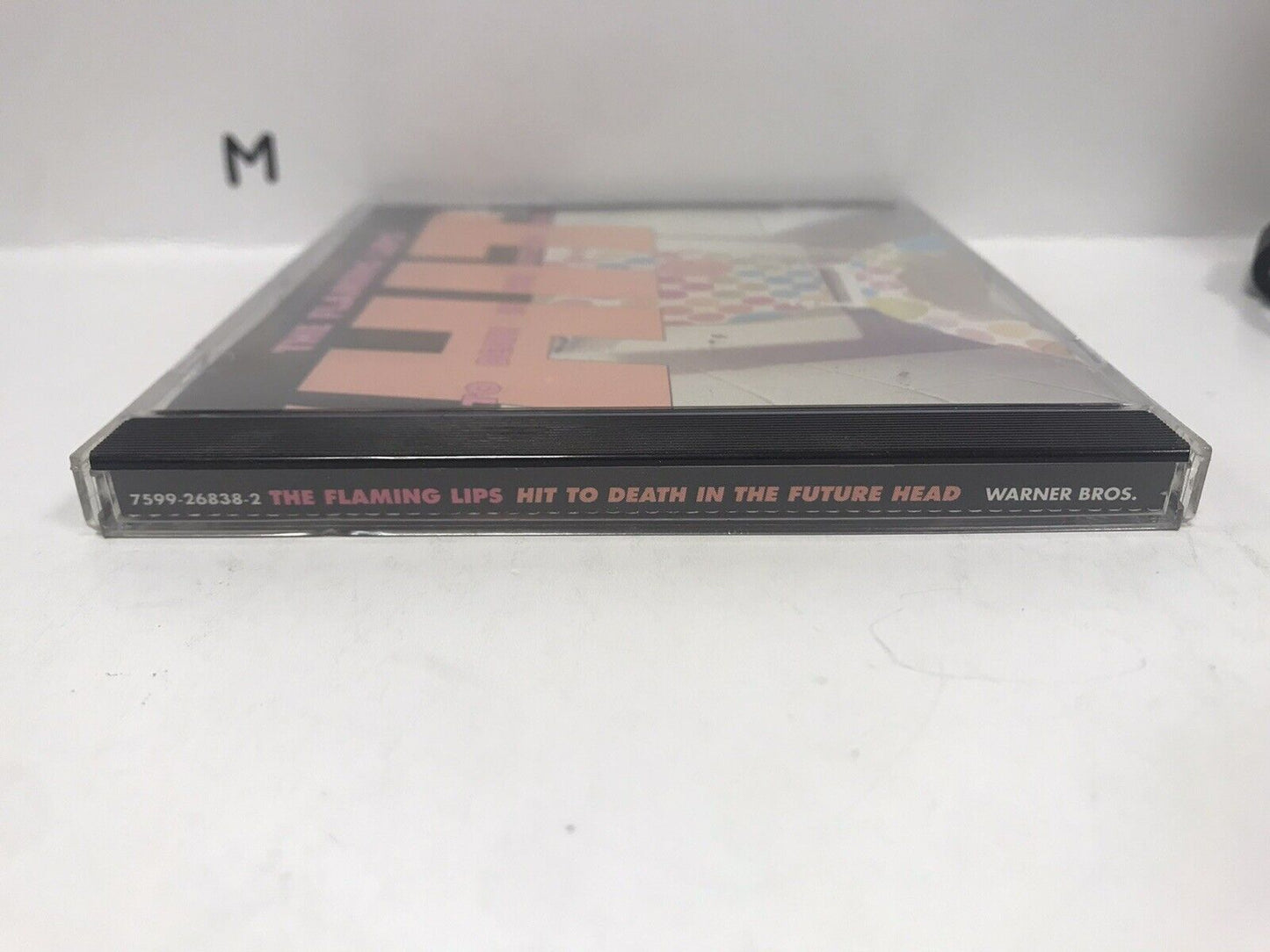 Les lèvres enflammées - frappent la mort dans la tête du futur