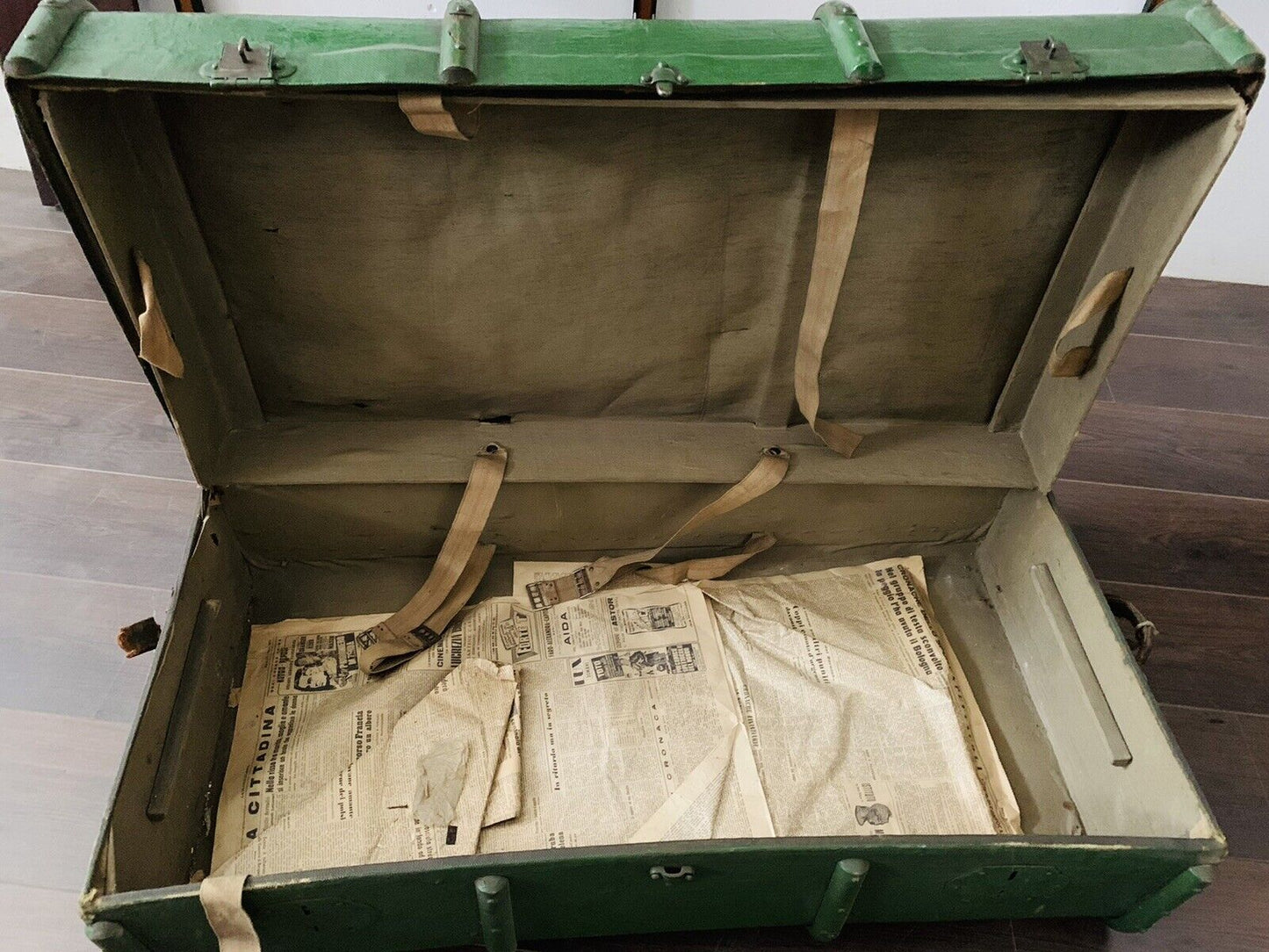Coffre ancien en bois vert