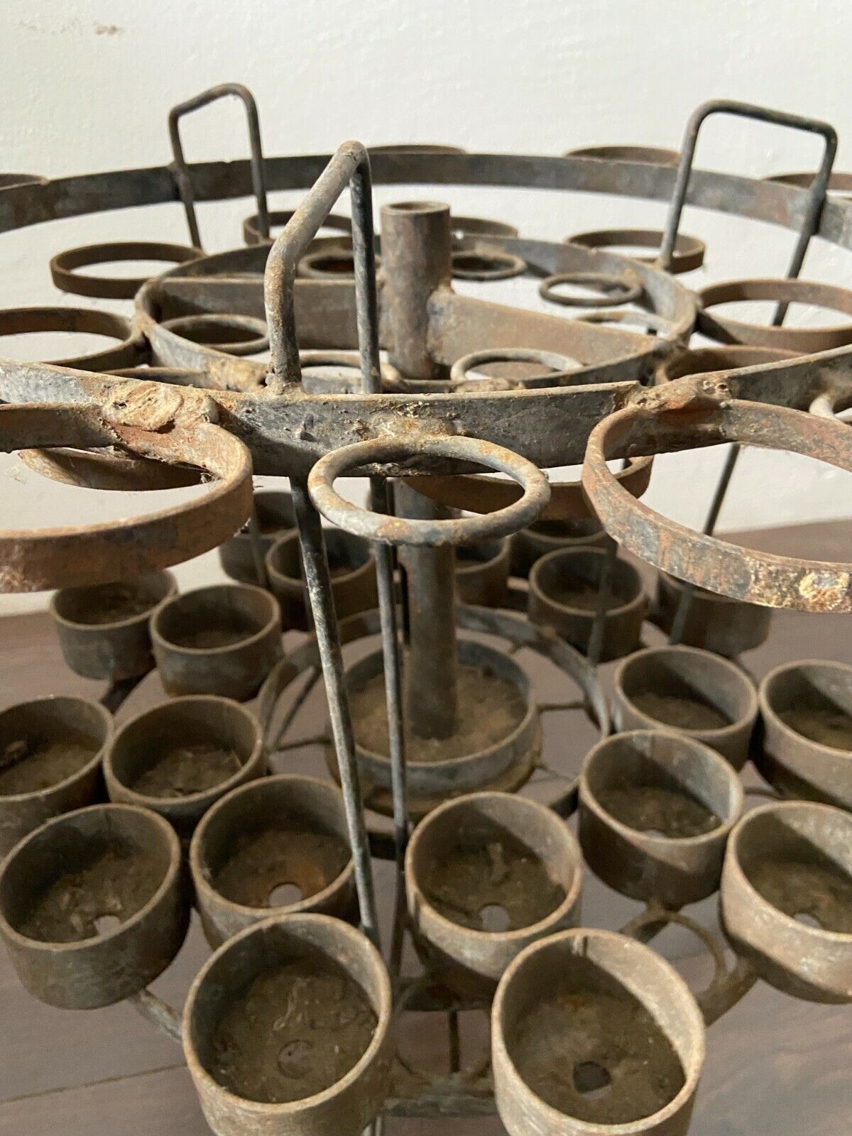 Antico porta bandiere in ferro