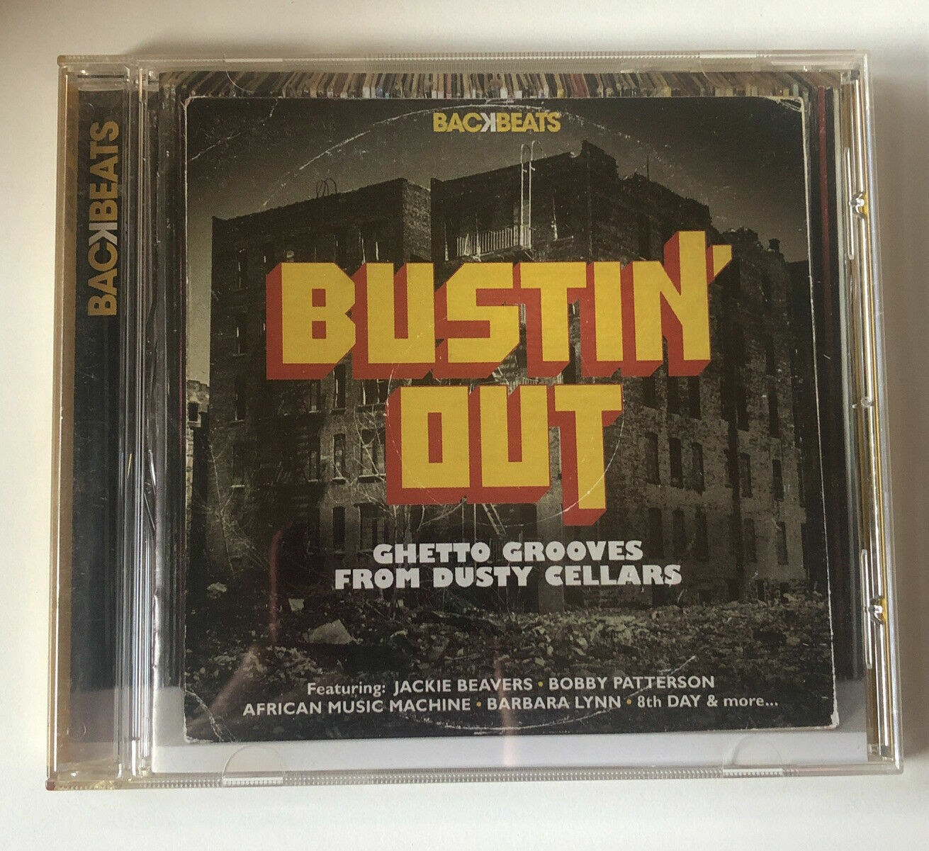 RETOUR BAT. BUSTIN. DEHORS. DES RAINURES DE GHETTO PROVENANT DE CAVES POUSSIÈRES.