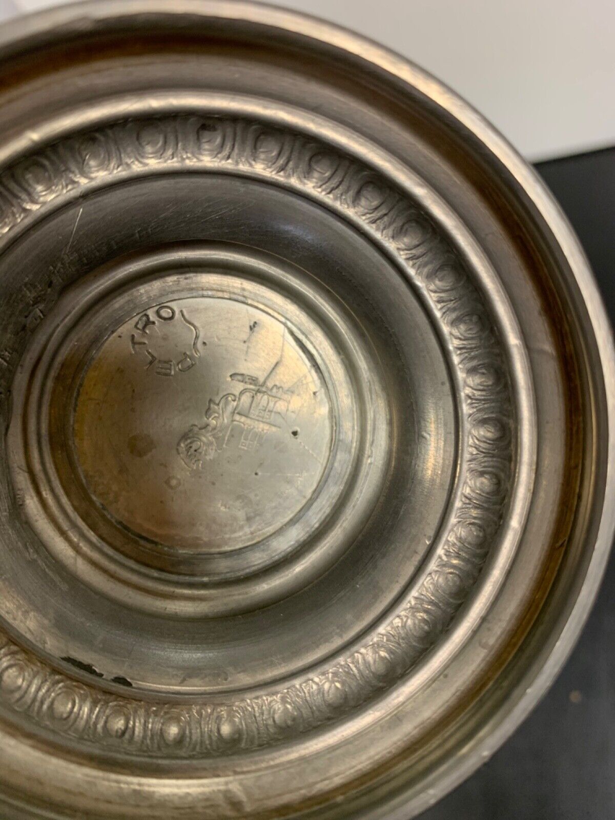 Caraffa in peltro decorato