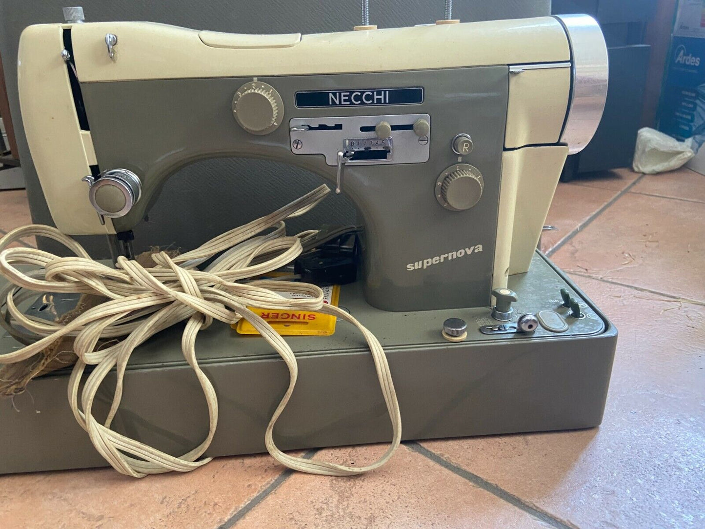 Macchina da cucire Necchi molto antica