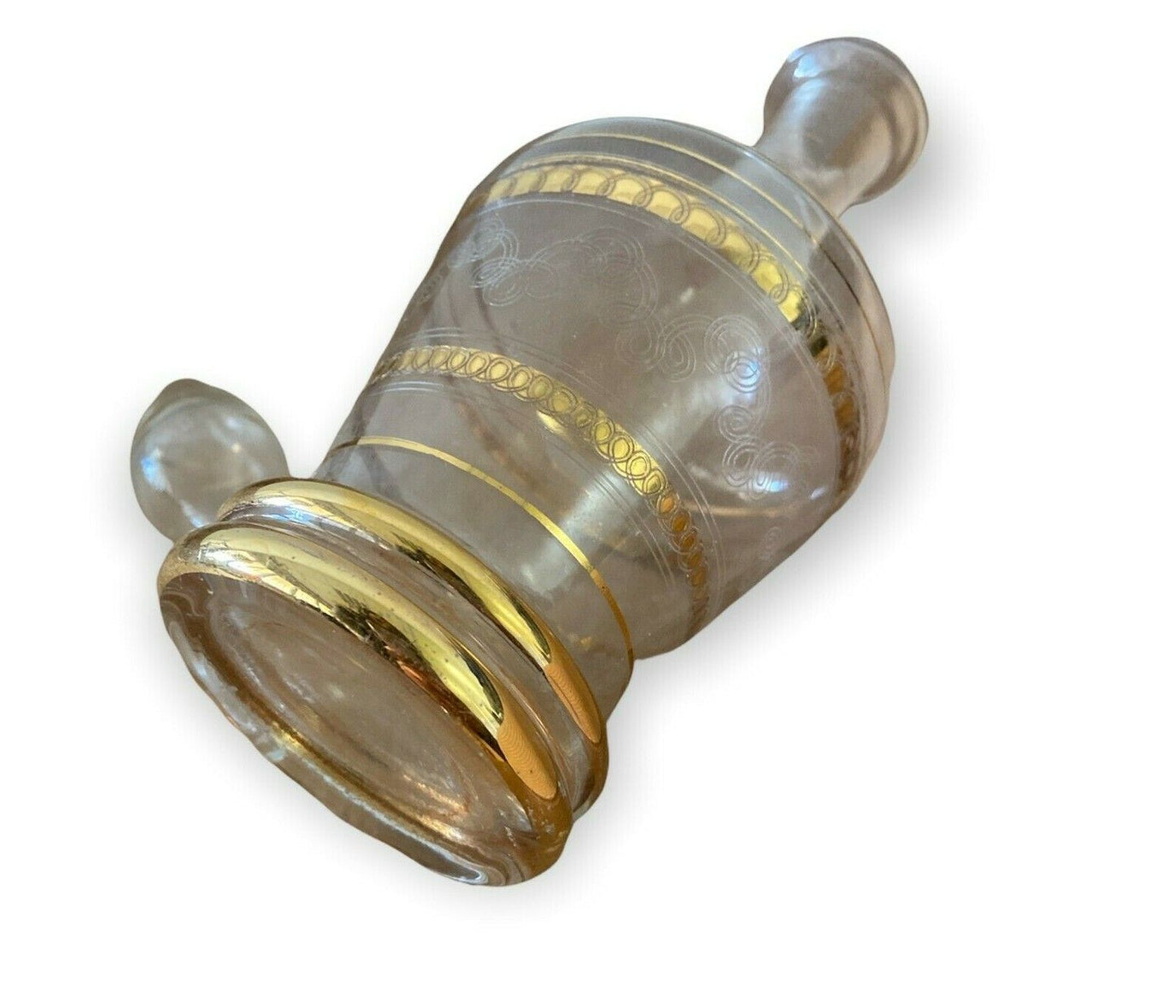 Flacon de parfum en verre fin avec décorations dorées