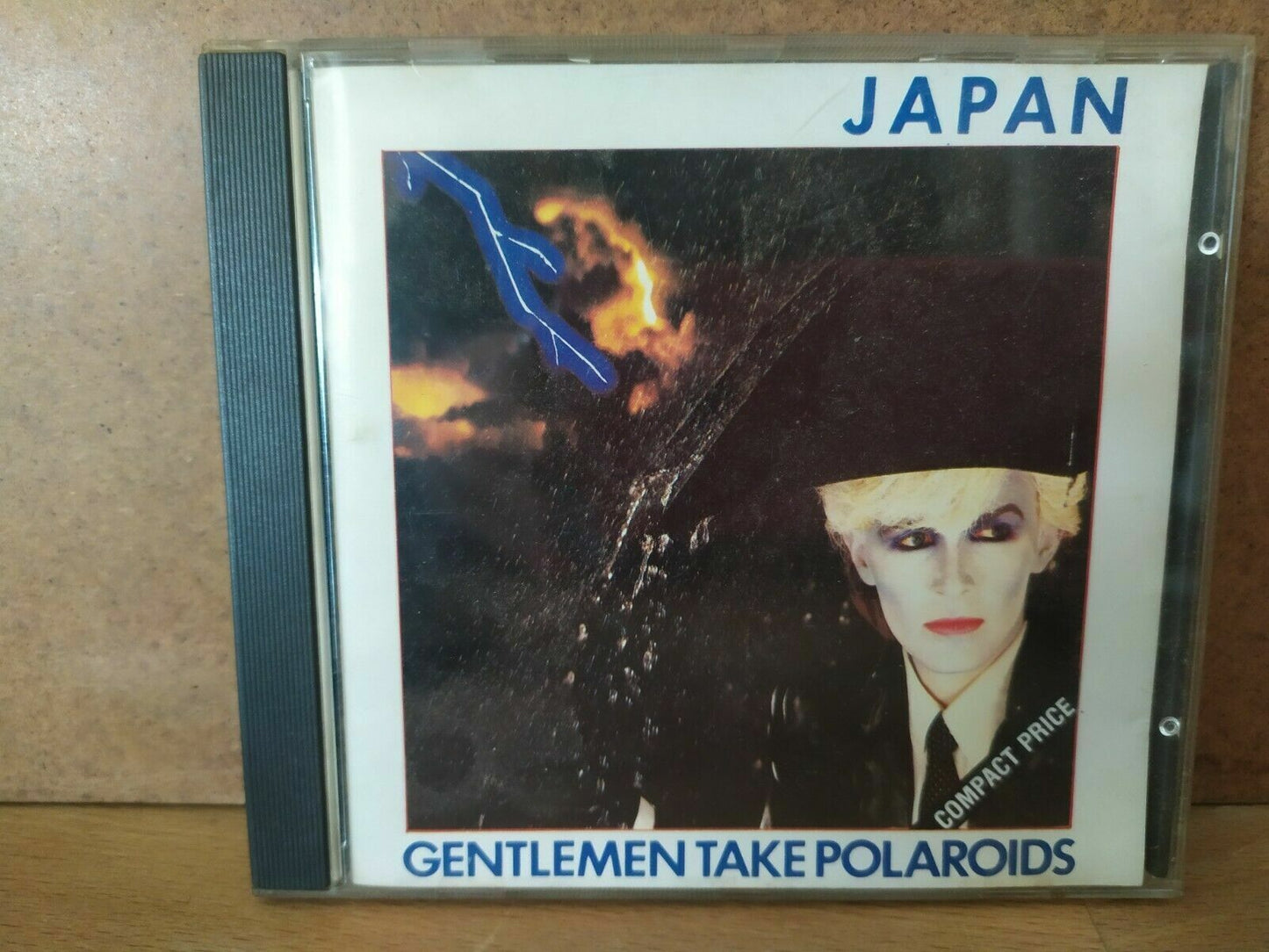 Japan – Gentlemen Take Polaroids