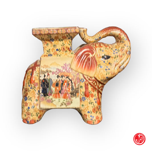 Elegante elefante in porcellana rossa Made in China tardo XX secolo