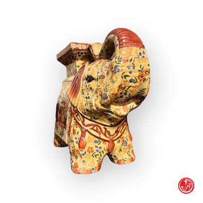 Elegante elefante in porcellana rossa Made in China tardo XX secolo