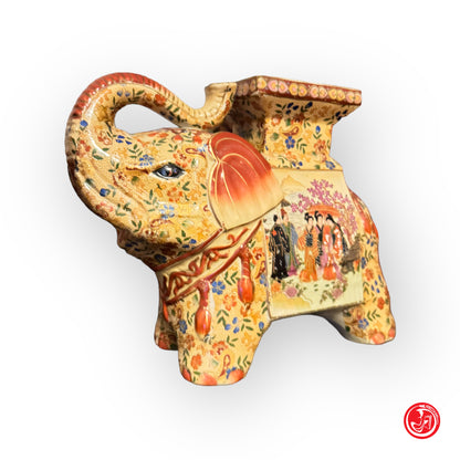 Elegante elefante in porcellana rossa Made in China tardo XX secolo