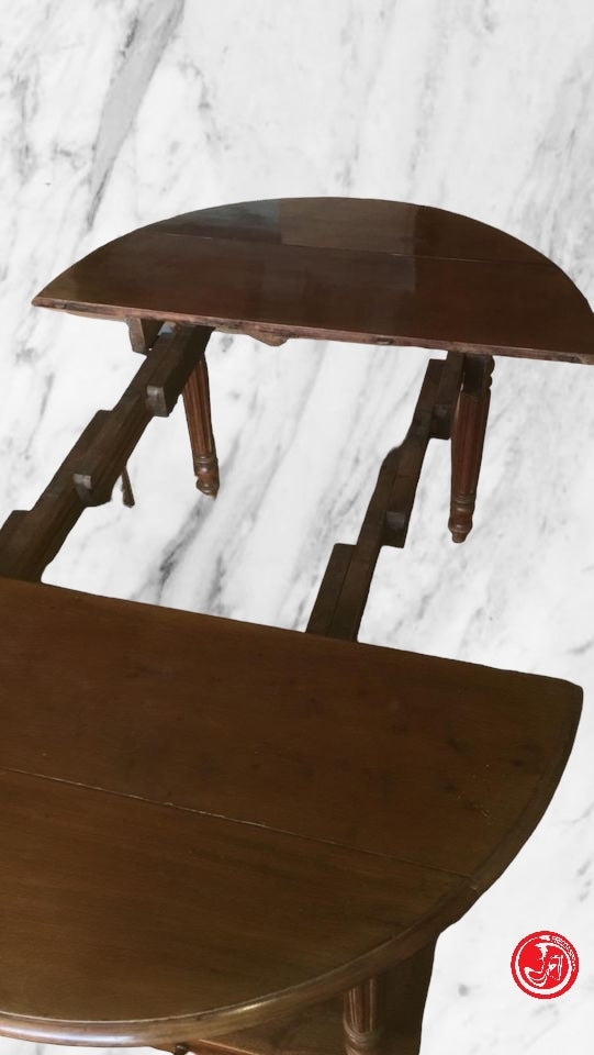 PETITE TABLE