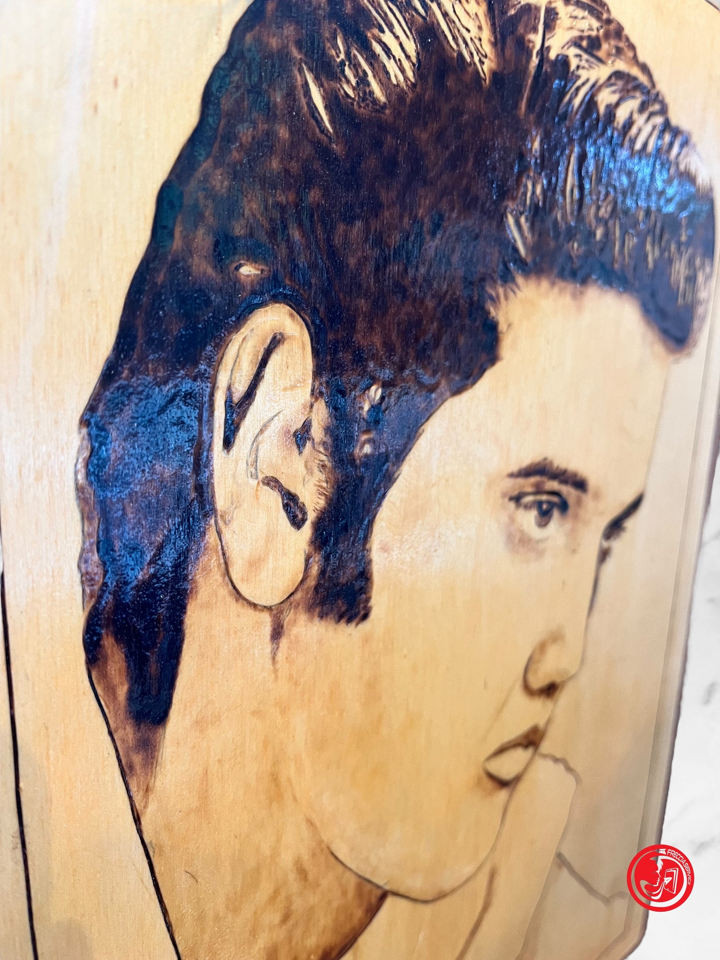 RITRATTO DI ELVIS PRESLEY INTAGLIATO SU LEGNO