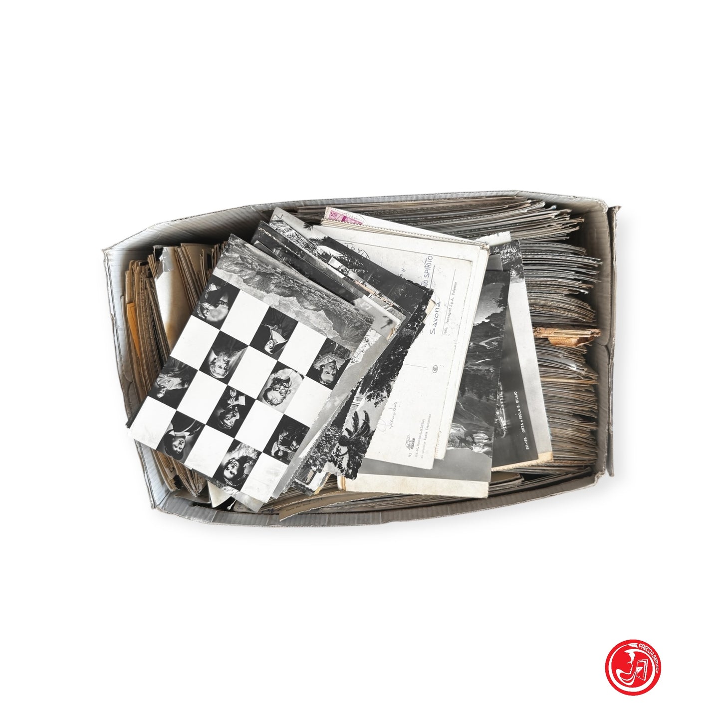 Environ 150 photos/cartes postales noir et blanc + carte en papier de riz