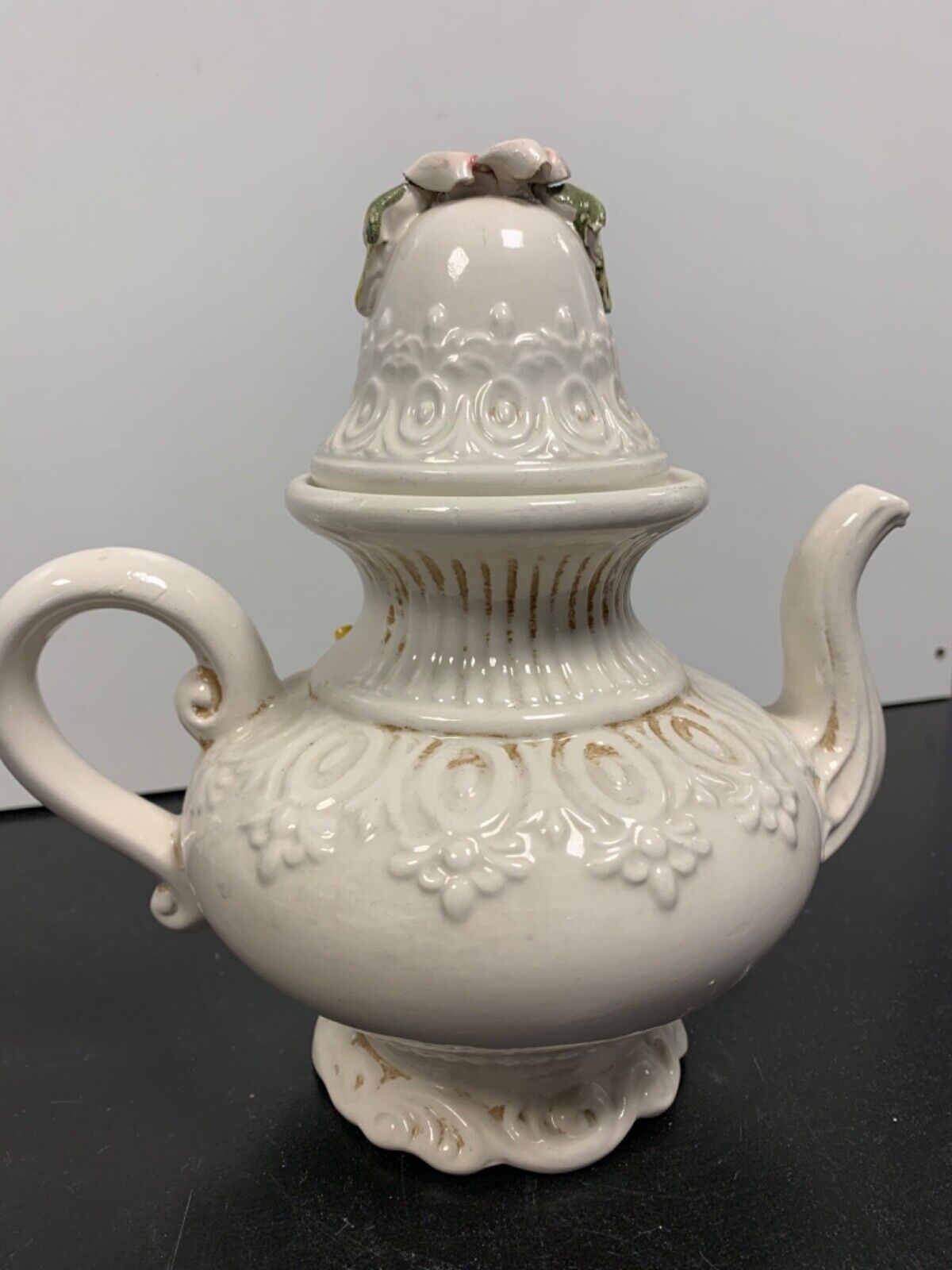 Ornament teapot decorated in ceramic