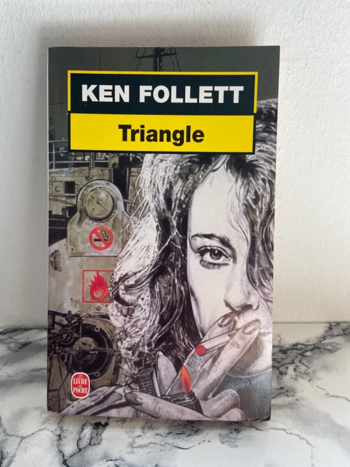 K. Follet - Triangle