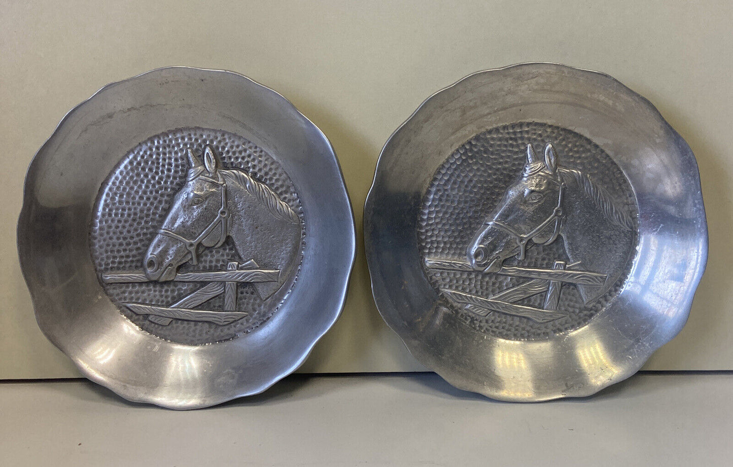 Pair of Memorabilia Plates with Equestrian Theme Engraved VS Preziosi