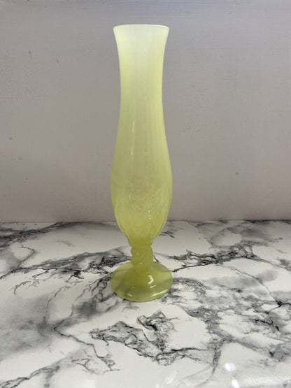 Vase en verre vert très clair