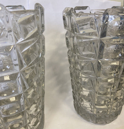 Trois vases en cristal particuliers