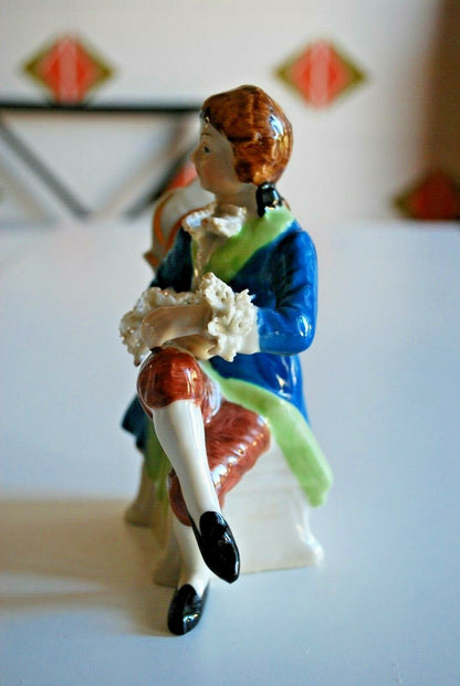 STATUETTE EN PORCELAINE 