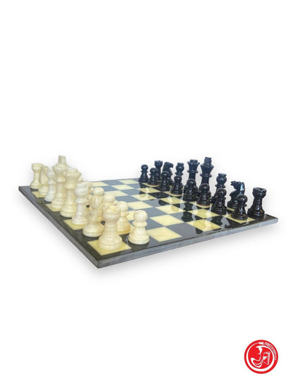 Chessboard with complete pieces 