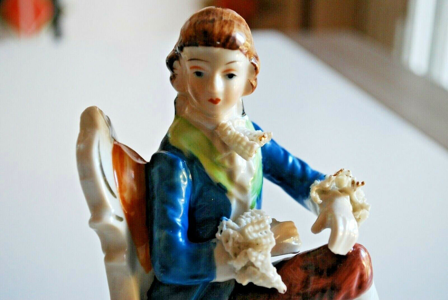 STATUETTE EN PORCELAINE 