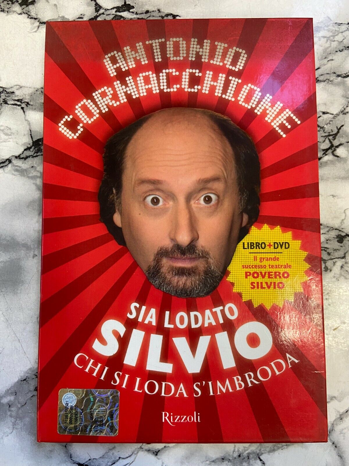 Antonio Cornacchione - Loué Silvio, celui qui est loué triche