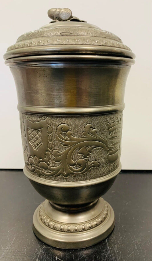Caraffa in peltro decorato