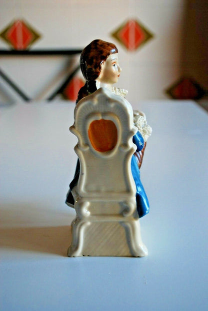 STATUETTE EN PORCELAINE 