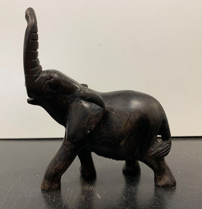 Figurine d'éléphant en bois