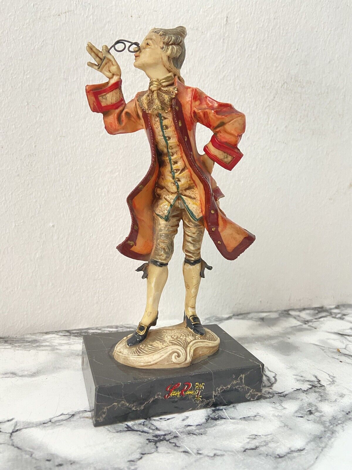 Figurine En Plastique San Remoi Avec Socle En Marbre De Carrare