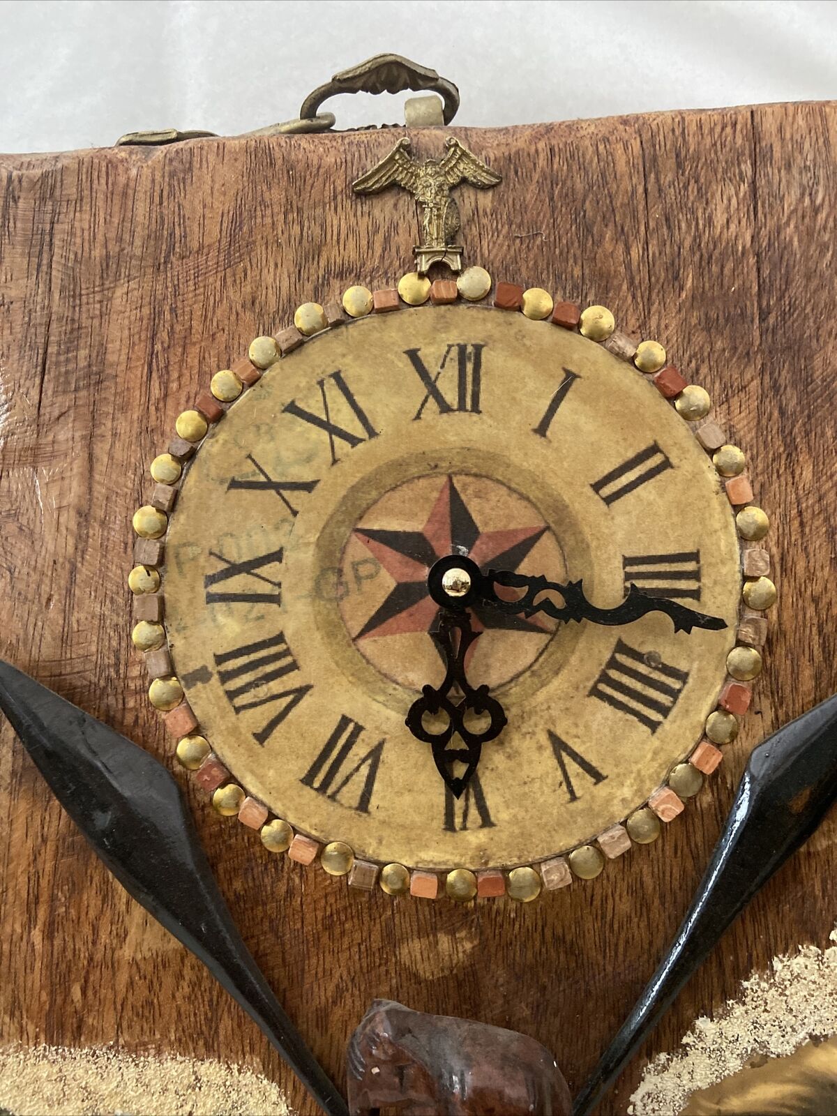 Horloge murale construite en bois