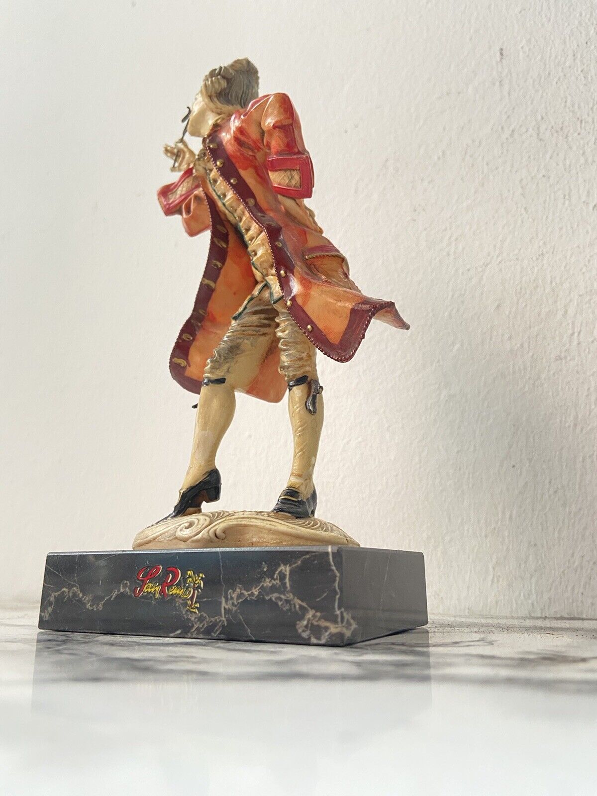 Figurine En Plastique San Remoi Avec Socle En Marbre De Carrare