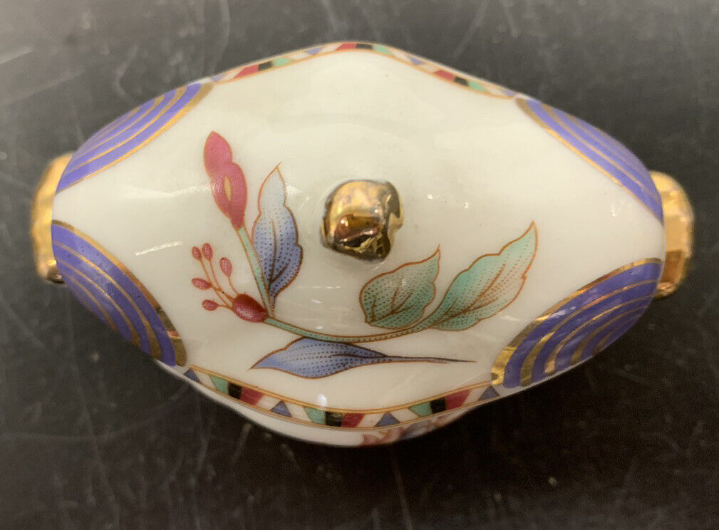 Small porcelain object holder