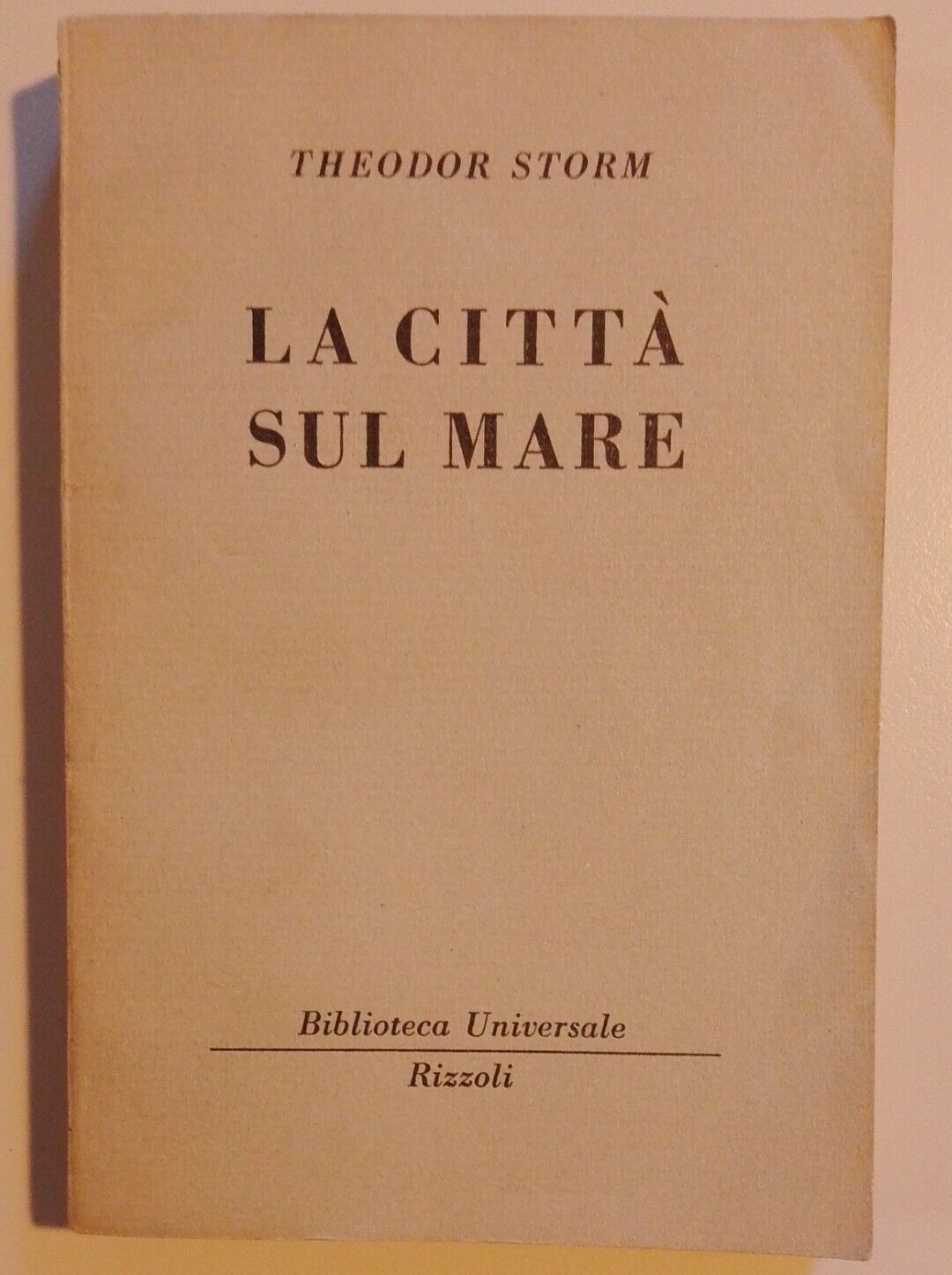 LA VILLE AU BORD DE LA MER par Theodor Storm, 1ère éd. Rizzoli, série BUR 1951, pp. 279.