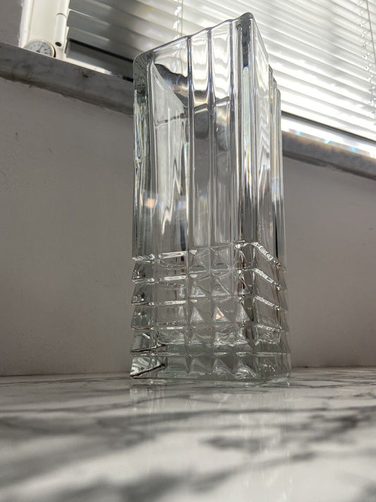 Élégant vase en verre transparent ouvré