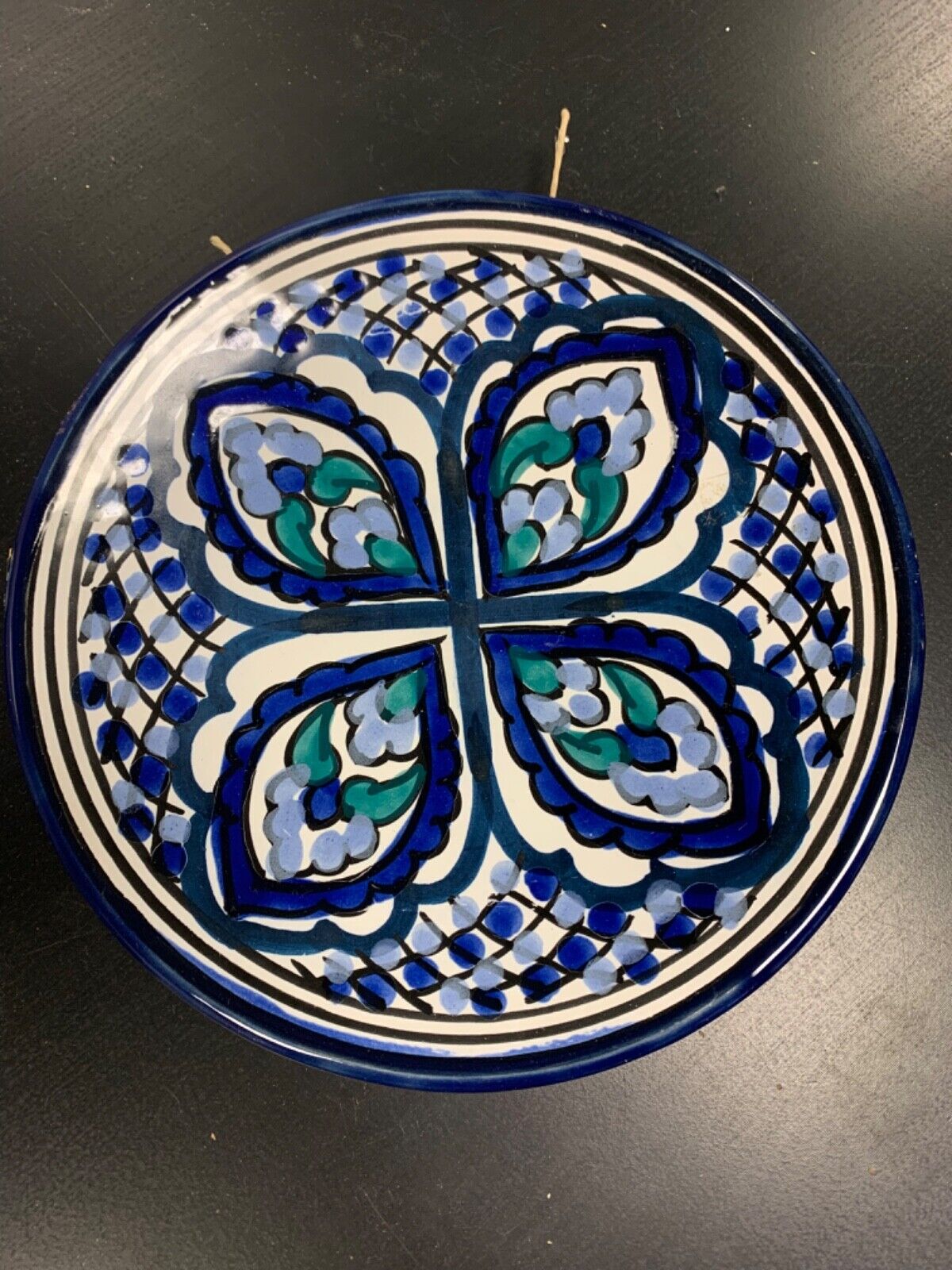 Wall decoration plate in decorated ceramic