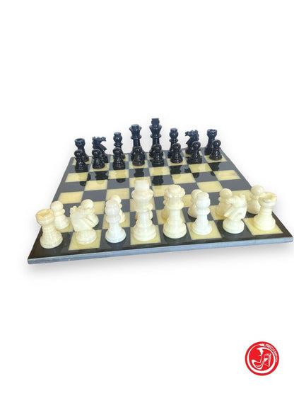 Chessboard with complete pieces 