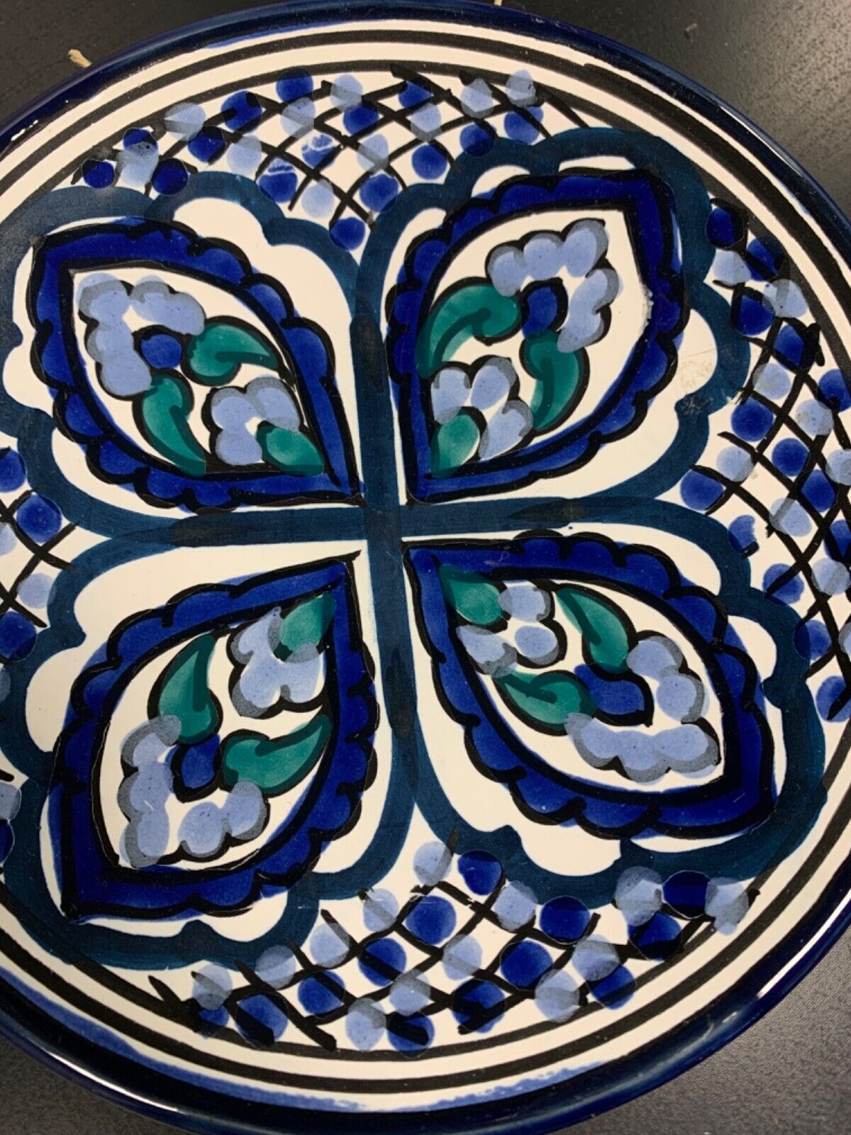 Wall decoration plate in decorated ceramic