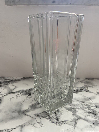 Elegant crafted transparent glass vase