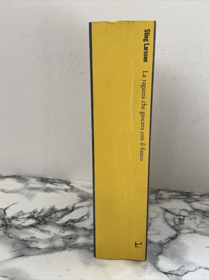 LA RAGAZZA CHE GIOCAVA CON IL FUOCO - Stieg Larsson / Marsilio 2009