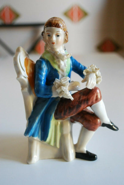 STATUETTE EN PORCELAINE 