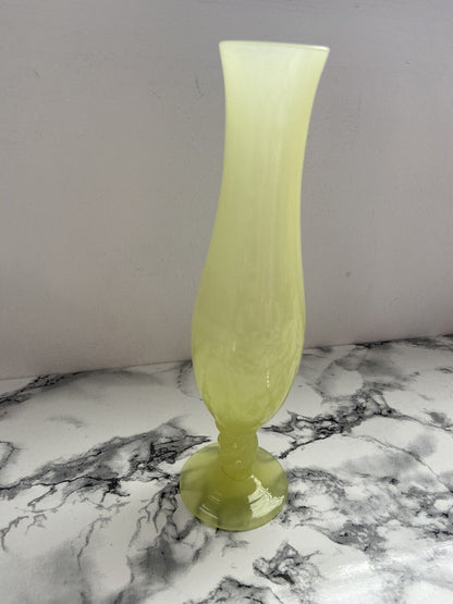 Vase en verre vert très clair