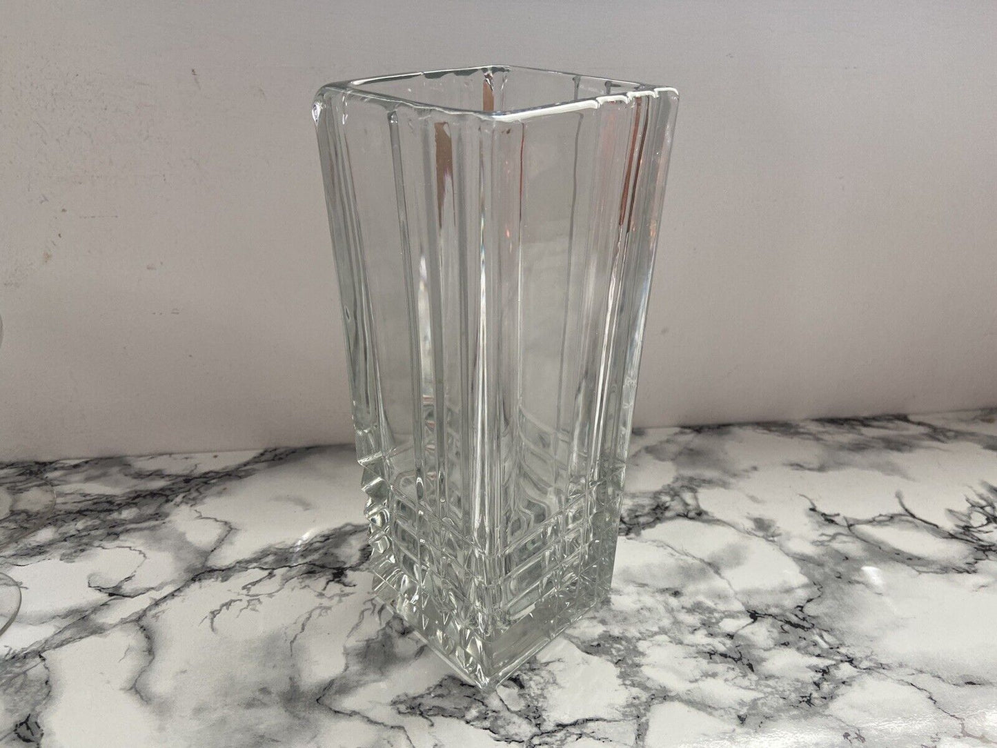 Elegant crafted transparent glass vase