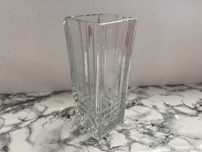 Elegant crafted transparent glass vase