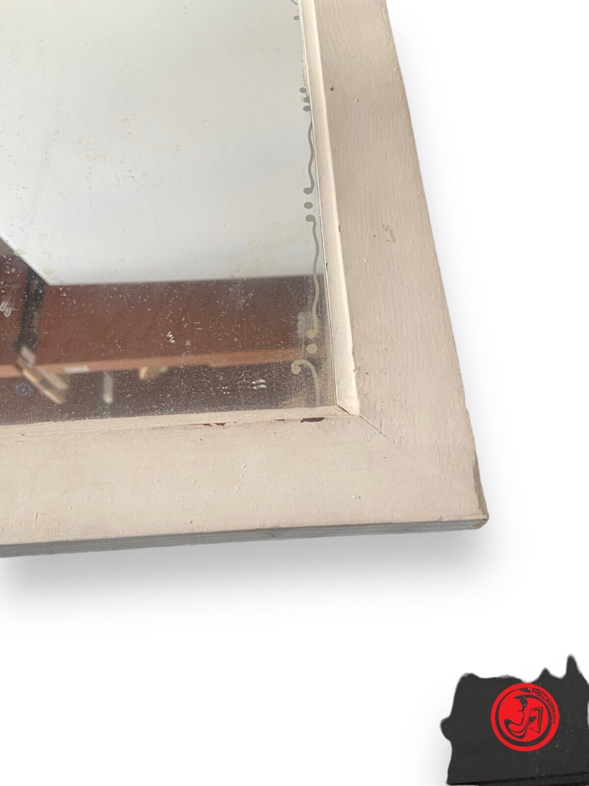 Miroir dans un cadre blanc 