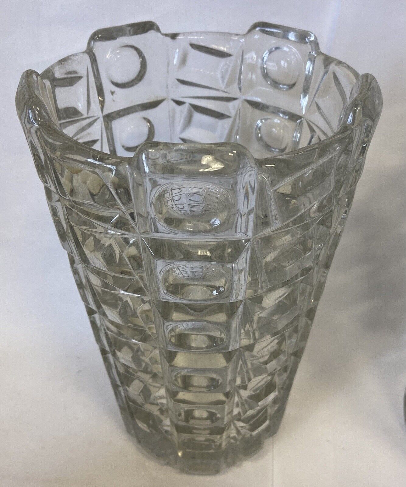 Trois vases en cristal particuliers