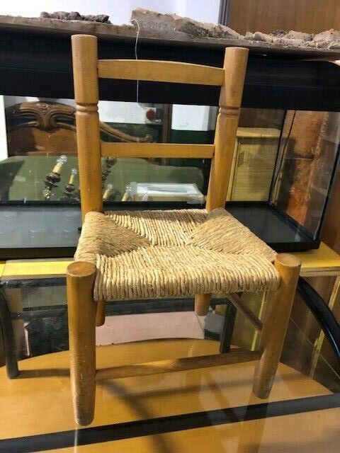 SMALL WOODEN CHAIR