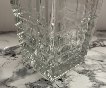 Elegant crafted transparent glass vase